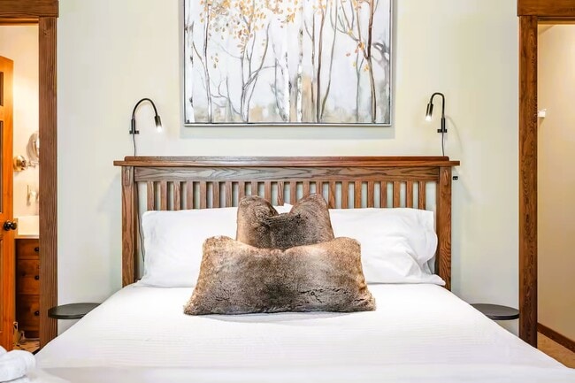 Building Photo - 738 Skyline Dr