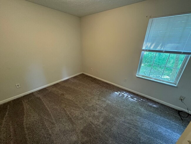 Building Photo - MT HEALTHY - Simple ranch living 3 bed 1 bath