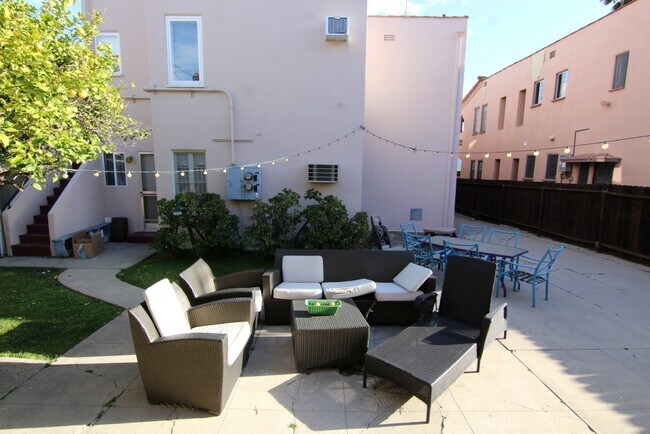 Building Photo - 9217 Alcott St