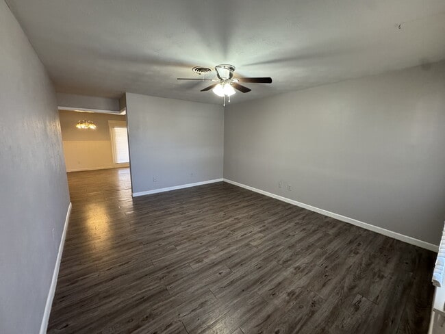 Building Photo - Stunning Like-New Home Located Near LCU!