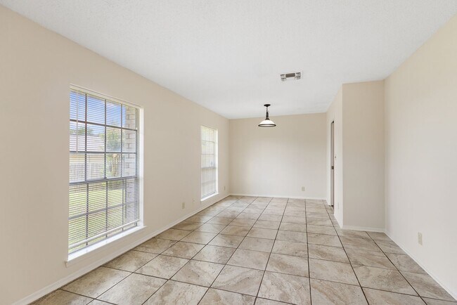 Building Photo - 3 Bedroom/2 Bath Camelot II Subdivision