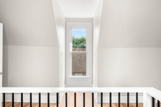 Building Photo - 639 Maple St