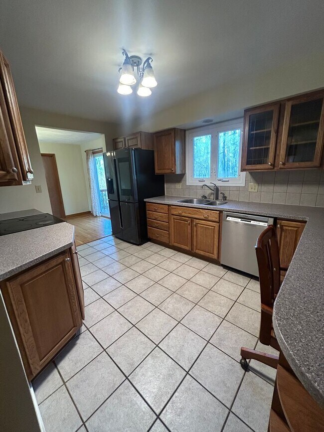 Building Photo - 3 bedroom, 3 bath house located in Park Forest