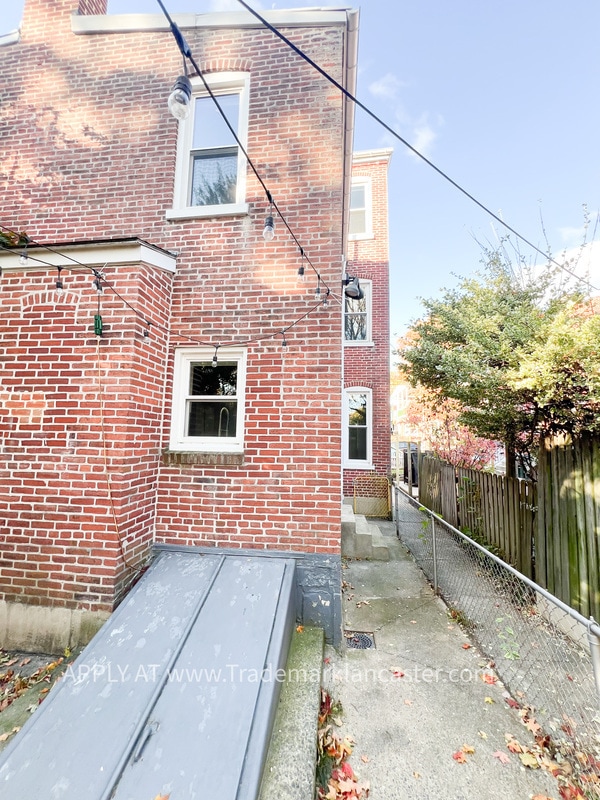 Building Photo - 255 Elm St