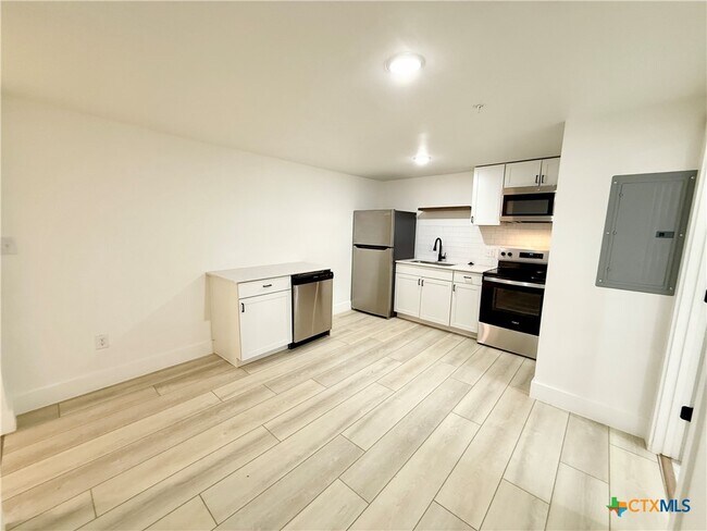 Building Photo - 2204 W San Antonio St