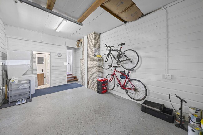 Building Photo - 1714 N Palmway