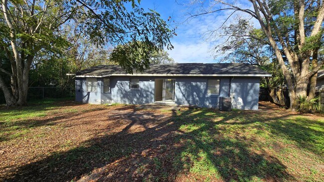 Building Photo - 3 Bed, 2 Bath, 1 Car garage.