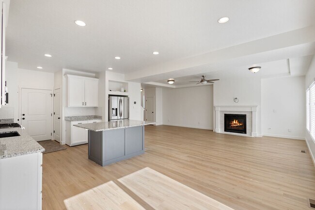 Building Photo - 4 bedroom/4 bathroom Home in Herriman!