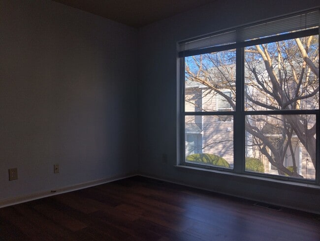 Building Photo - Light filled 3bd/1.5ba with hardwood throughout