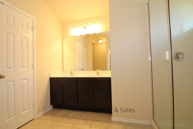 Building Photo - Charming Bungalow Style Home with Modern C...