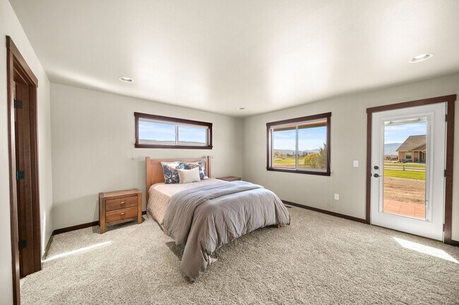 Building Photo - 229 Sun Valley Dr