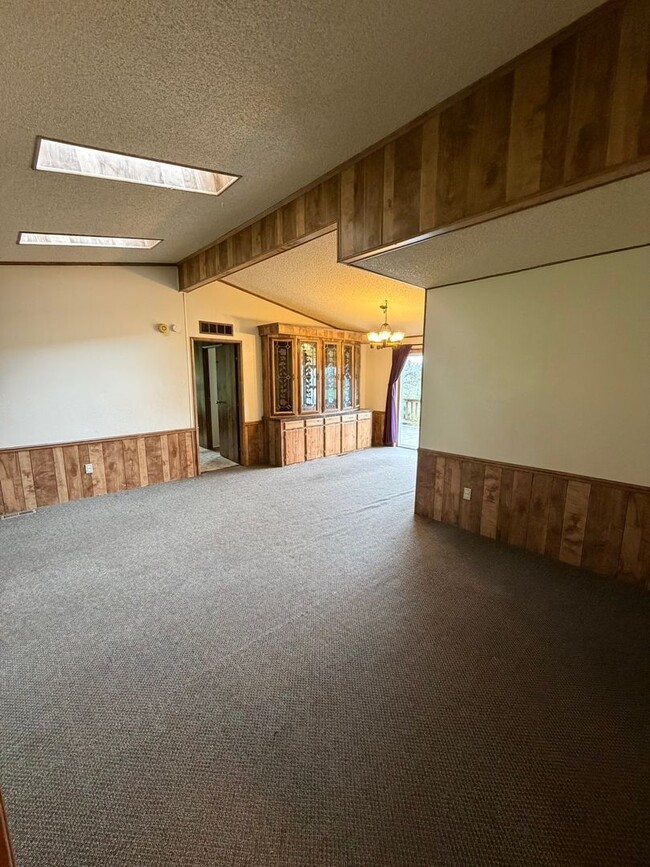 Building Photo - 3 Bedroom with a View!