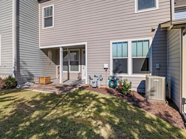 Building Photo - **MOVE IN SPECIAL! 50% off first month's rent!!** Spacious 4BR Townhouse with 2-Car Garage Near D...