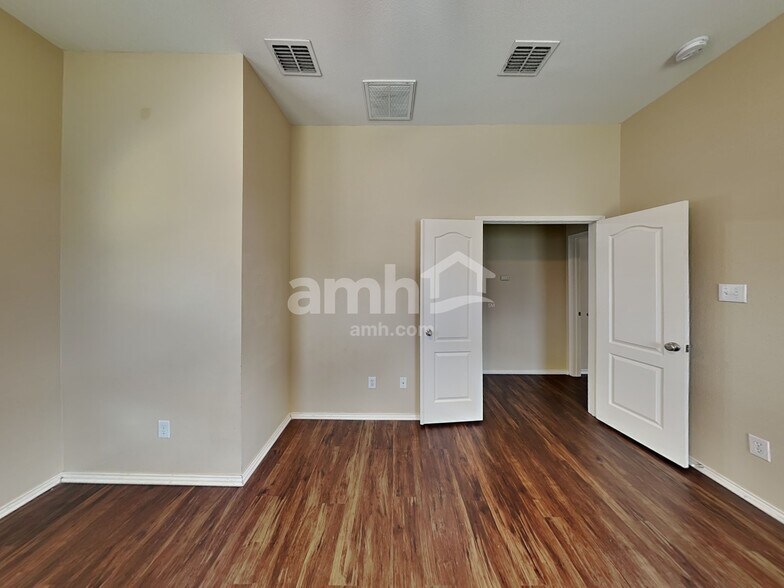 Building Photo - 9056 Weller Ln
