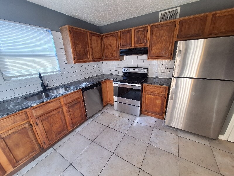 Building Photo - 2123 Chatham Square Ct