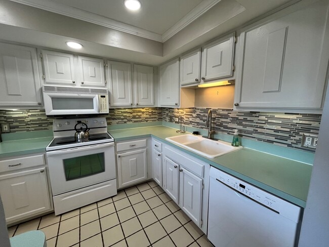 Building Photo - 995 La Guna Dr