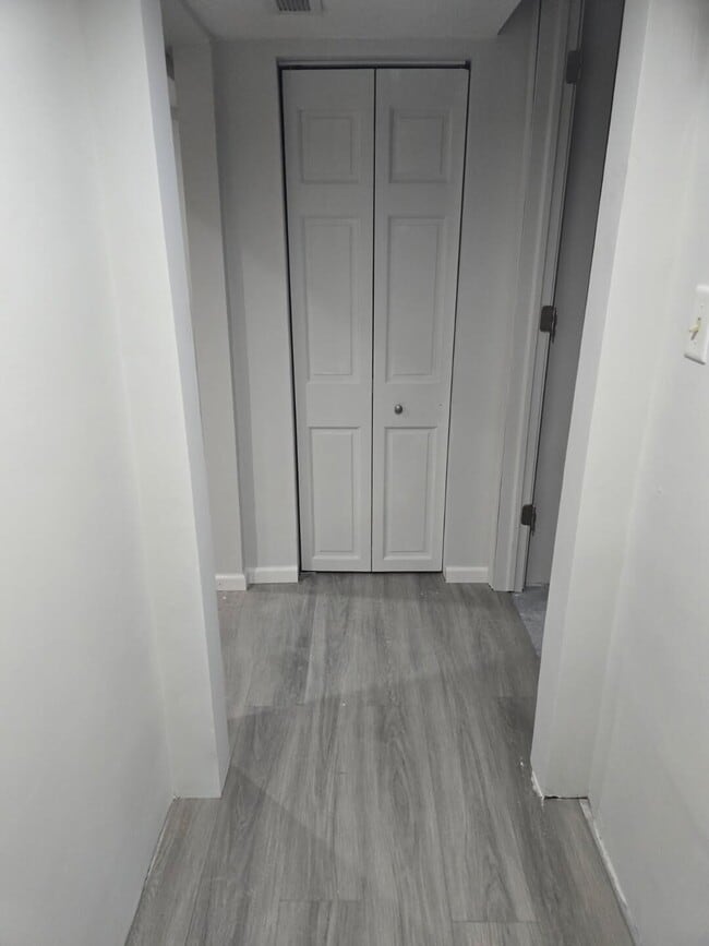 Building Photo - 655 S 7th Ave