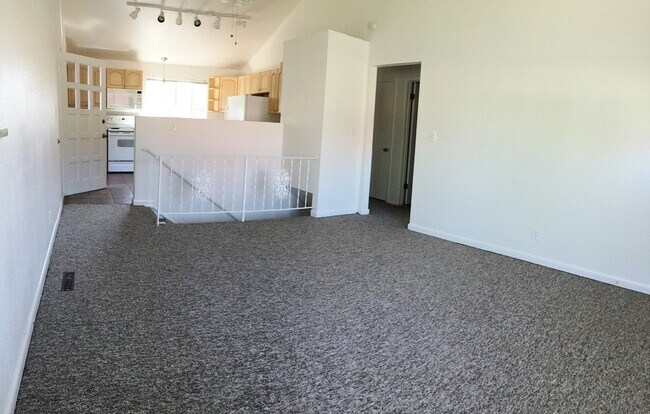 Building Photo - 700/702 South Lashley Lane