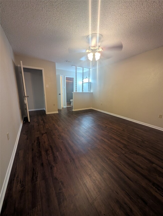 Building Photo - 1910 Pear Creek Cir