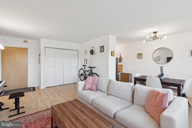 Building Photo - 2101 Chestnut St