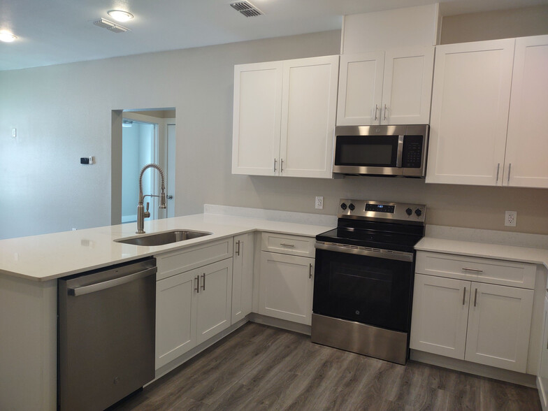 Building Photo - Room in Apartment on Richlands Way