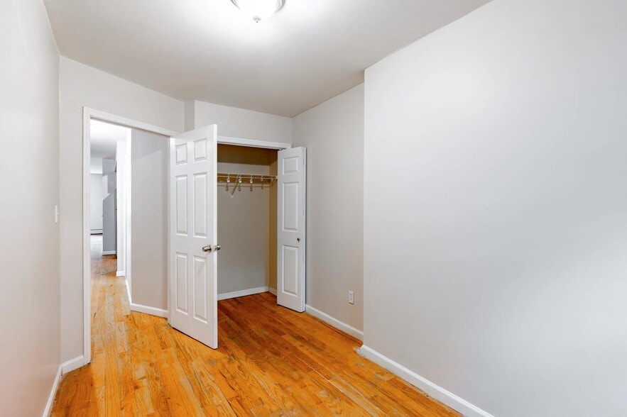 Building Photo - Sunlit Brooklyn Gem | Charming Apartment in a Prime Neighborhood