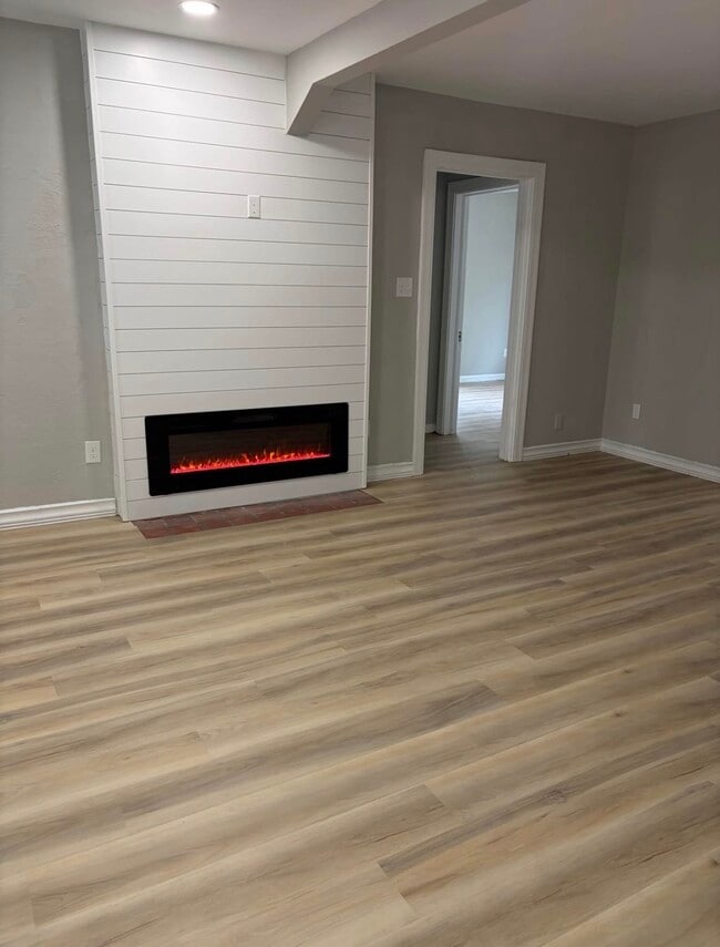 Building Photo - 2114 Merrill Ave