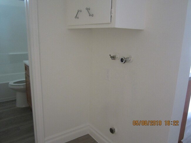 Building Photo - IMMACULATE DUPLEX - GREAT LOCATION