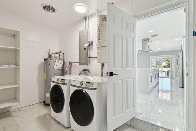 Building Photo - 3913 Fontainebleau Dr
