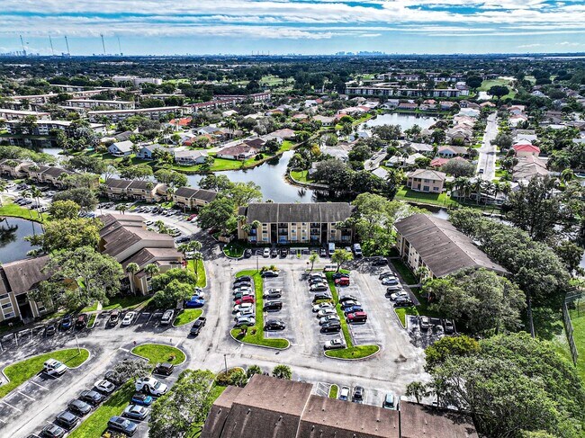 Building Photo - 450 Palm Cir W