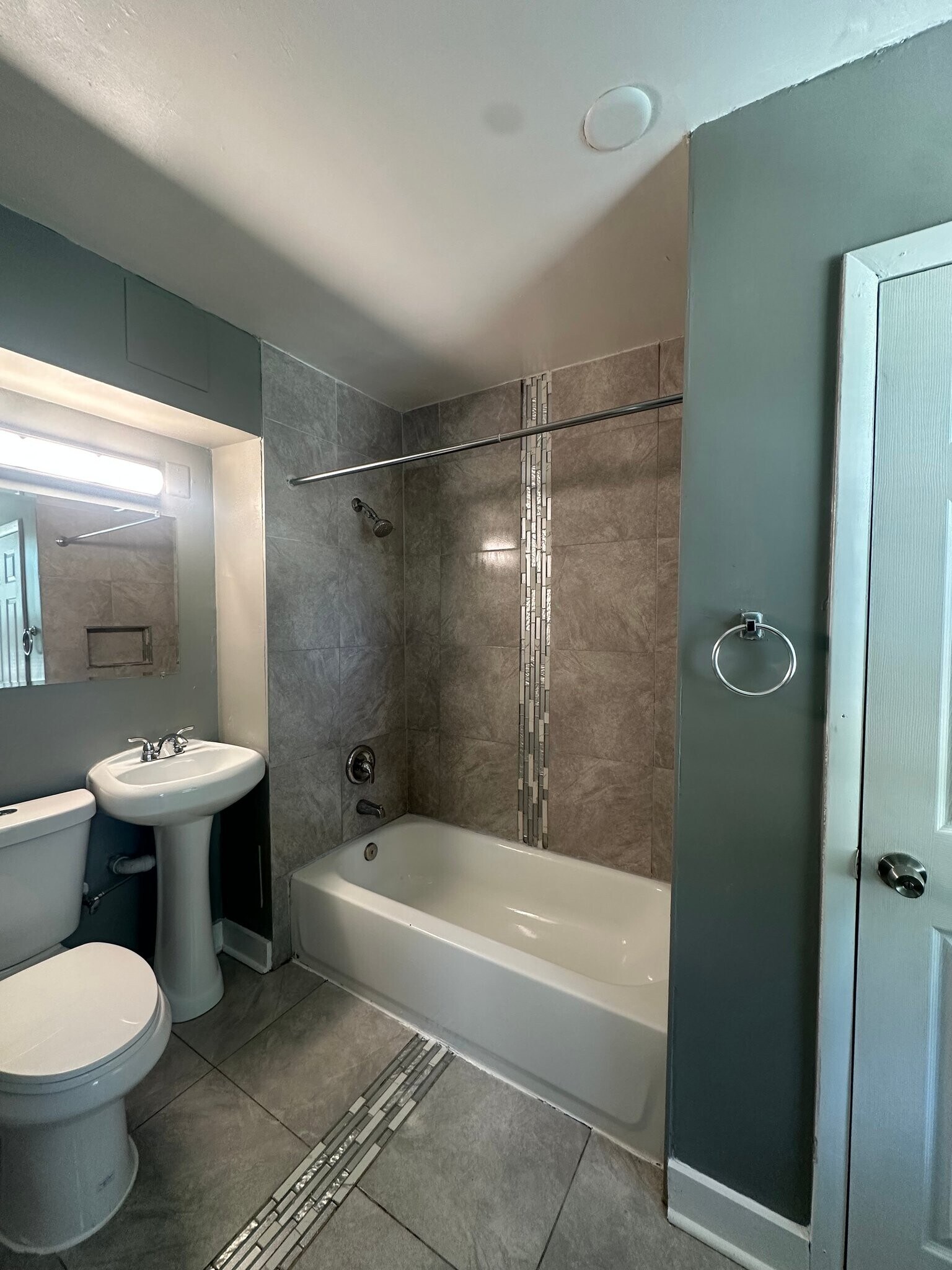 Building Photo - 4037 Cedardale Rd