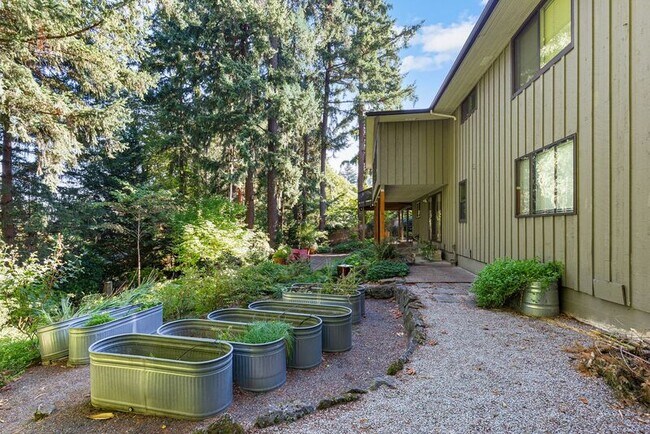 Building Photo - 2640 SW Vista Dr