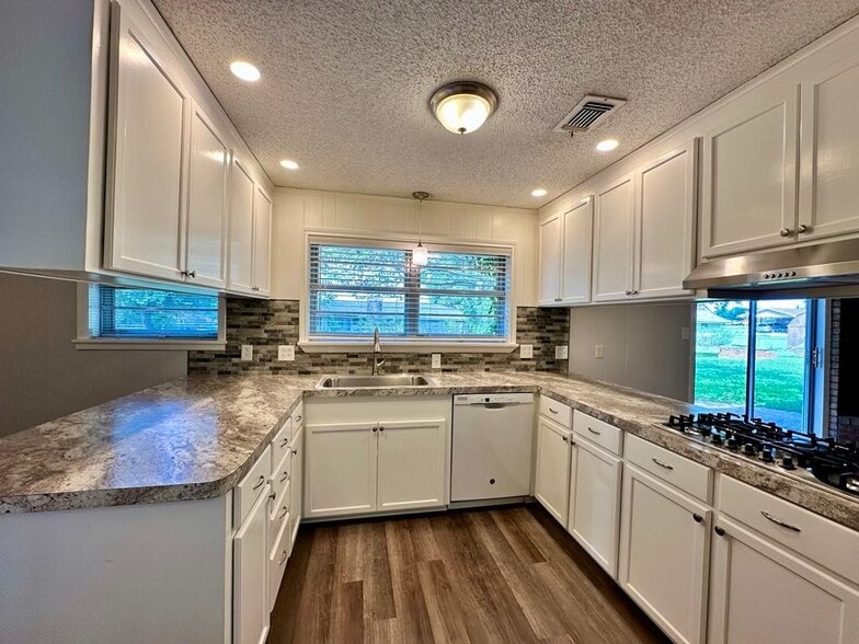 Building Photo - 3710 Hillside Dr