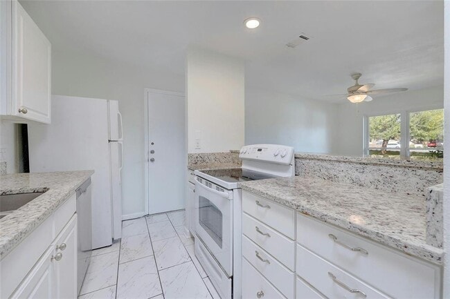 Building Photo - 8835 Tallwood Dr