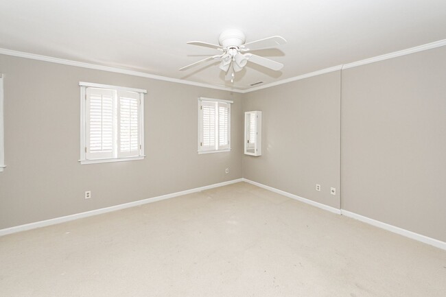 Building Photo - 4 Bedroom 3.5 Bath Townhome in Harleston V...