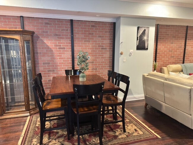 Building Photo - 533 Leon St