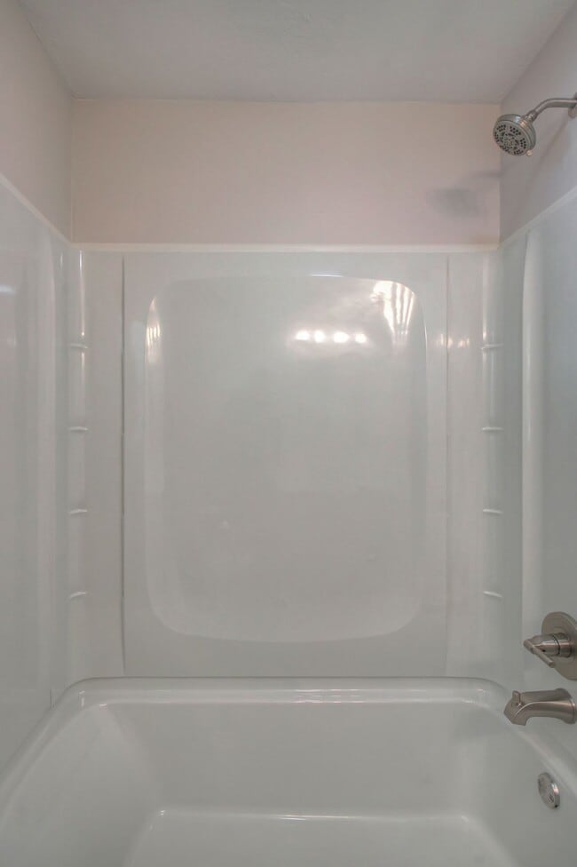 Building Photo - Remodeled 2BR Townhome in Spring Hill