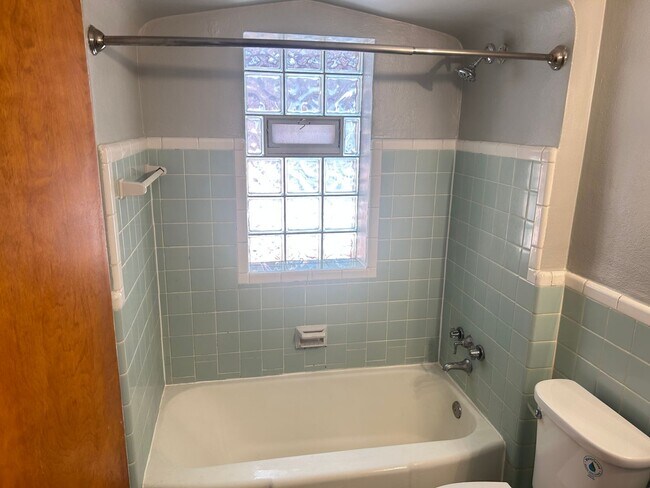 Building Photo - Lovely refreshed Southhampton home