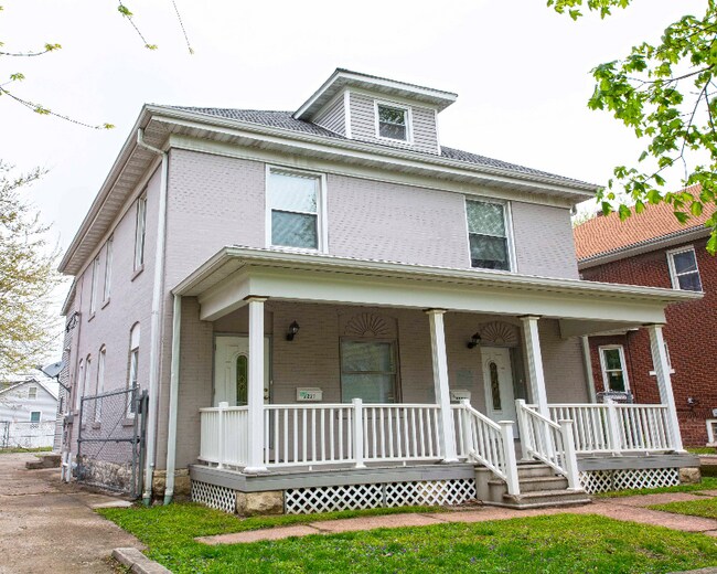 Primary Photo - 2221 Benton St