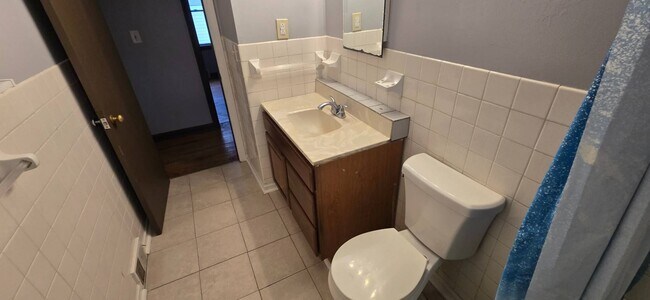 Building Photo - Charming 3 - Bedroom Property in Prime Location