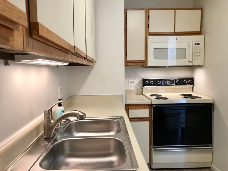 Kitchen - 1122 N Clark St