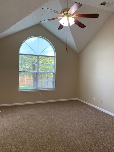 Building Photo - 213 Copperfield Ln