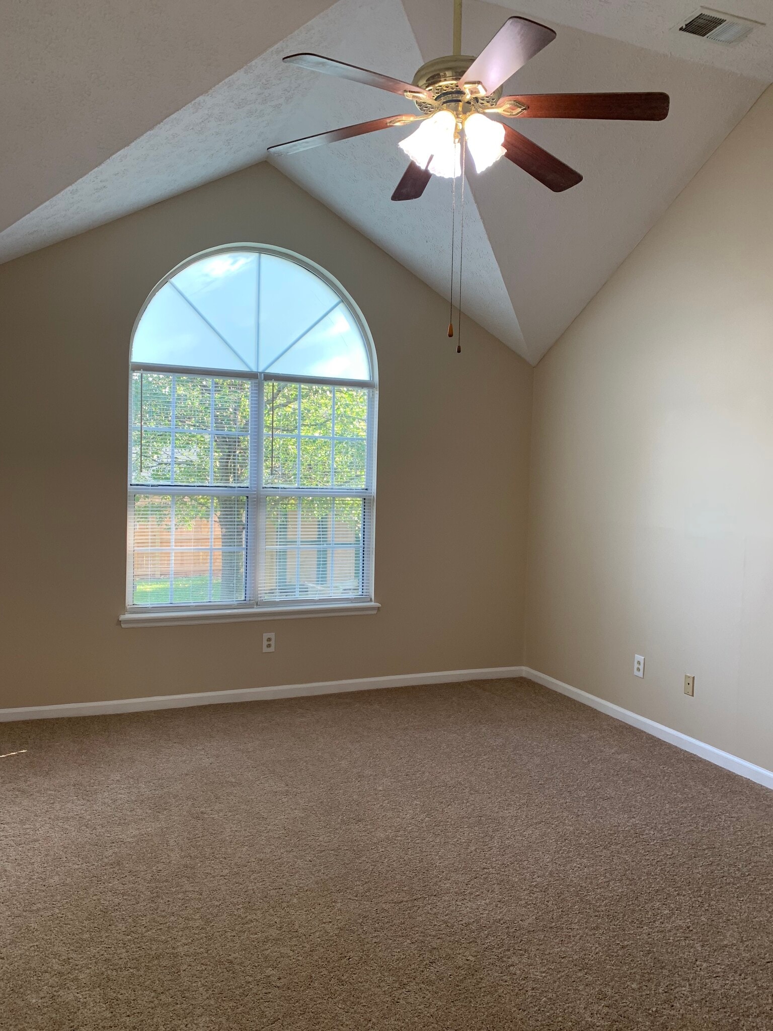 Building Photo - 213 Copperfield Ln