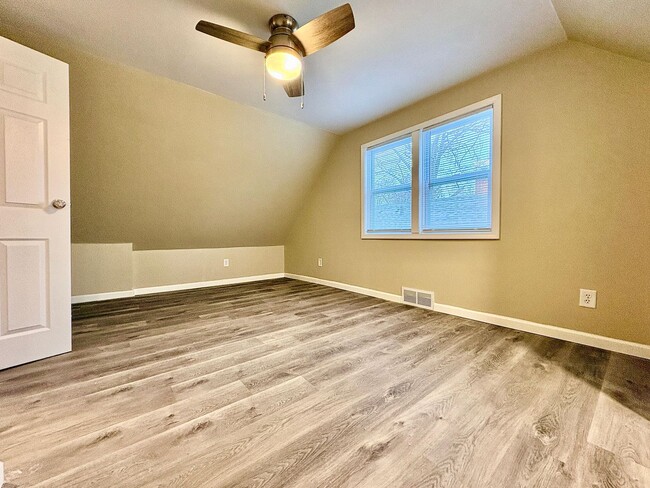 Building Photo - Updated South Bend Gem!