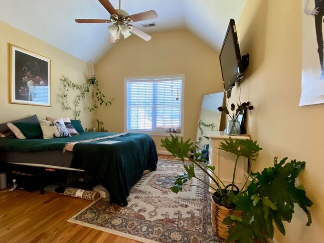 Building Photo - 3925 Lexington Dr