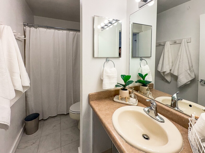 Full bathroom - 1329 Pitkin Ave