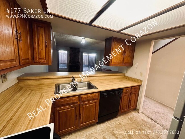 Building Photo - Spacious 2 bedroom apartment w/ A/C, washe...