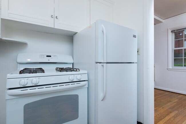 Building Photo - Vintage 2 Bedroom Townhouse