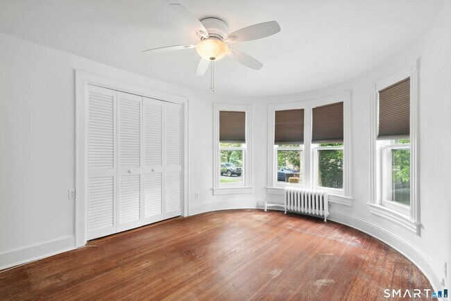 Building Photo - 290 Soundview Ave
