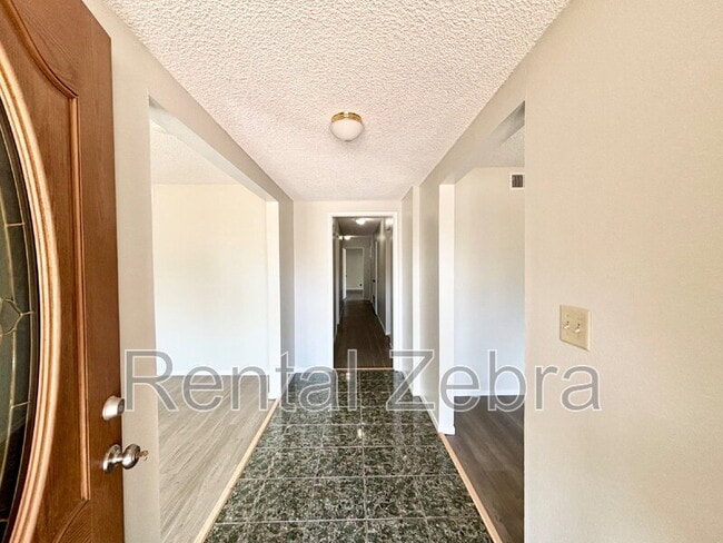 Building Photo - 3047 Bedford Dr